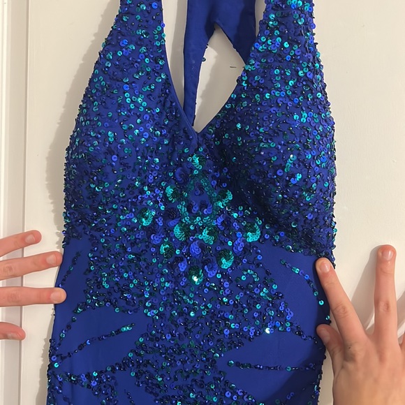 This is a stunner!! Blue and green sequin size 4 Adrianna Papell formal gown - Picture 4 of 7